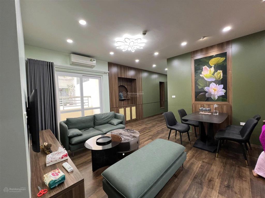 Căn 2 ngủ  82m2 tầng trung, ban công đông nam, nội thất 700tr, chính chủ gửi bán nhanh