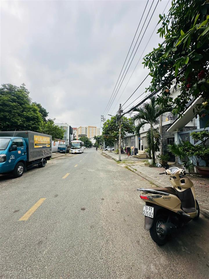 Nhà mặt tiền đường 16m  gần dương thị giang  sát kênh tham lương  chỉ 6.4 tỷ