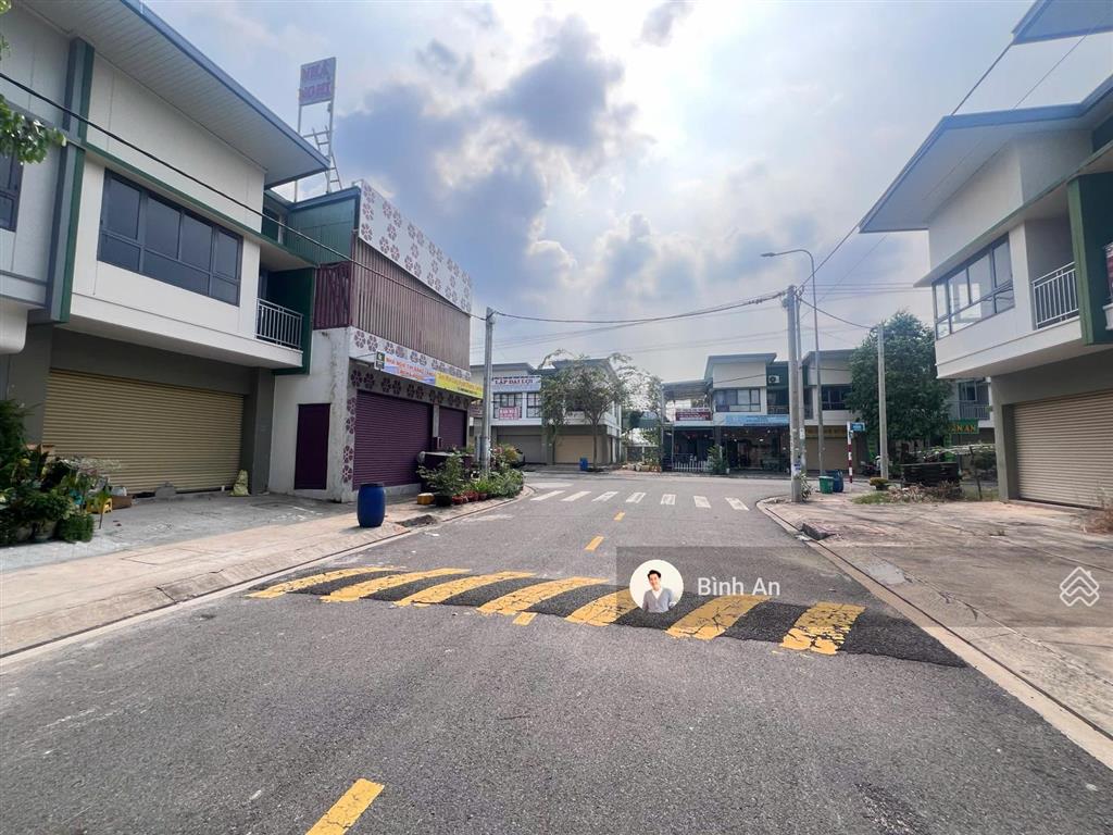 Bán căn shophouse 2 tầng, trục thông, gần hồ bơi, 80m2 full thổ cư, sổ sẵn, hỗ trợ vay, giá 1.8 tỷ