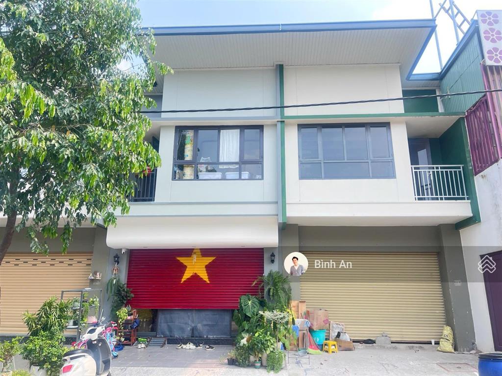 Bán căn shophouse 2 tầng, trục thông, gần hồ bơi, 80m2 full thổ cư, sổ sẵn, hỗ trợ vay, giá 1.8 tỷ