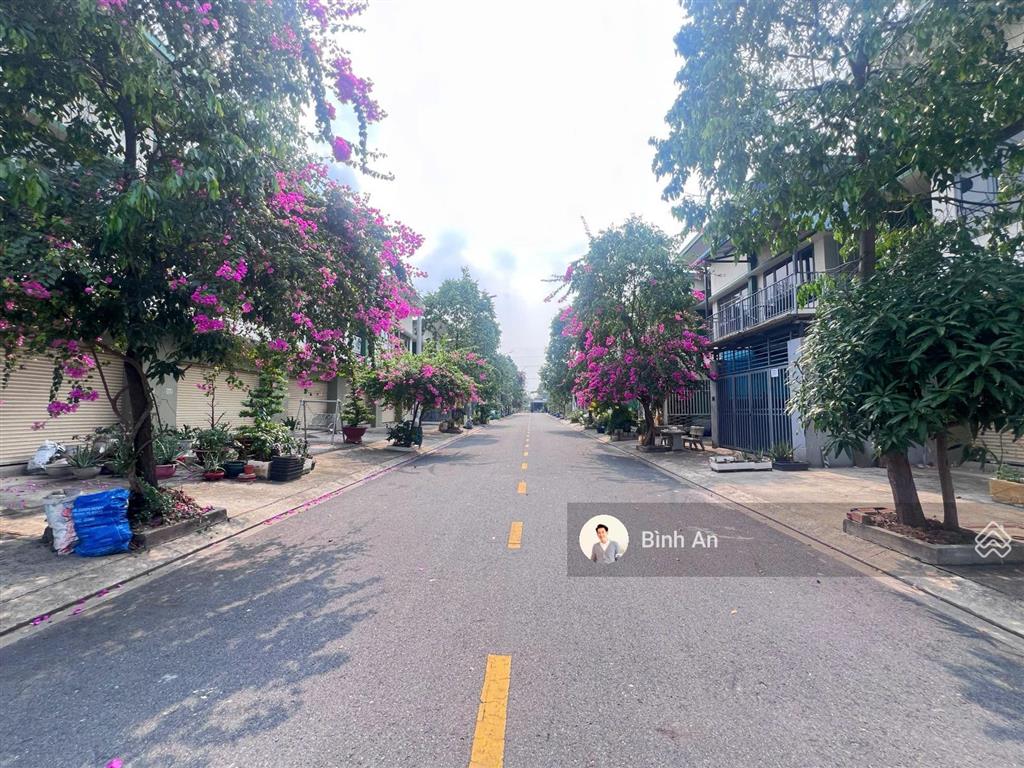 Bán căn shophouse 2 tầng, trục thông, gần hồ bơi, 80m2 full thổ cư, sổ sẵn, hỗ trợ vay, giá 1.8 tỷ