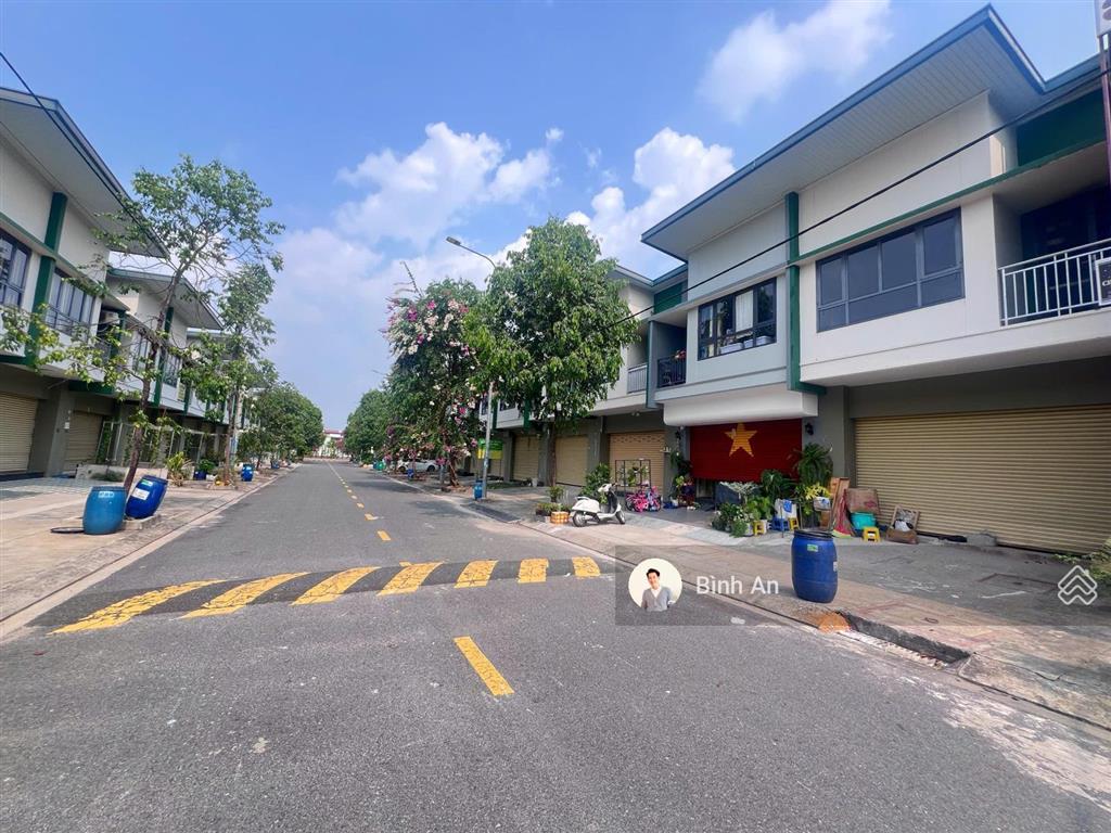 Bán căn shophouse 2 tầng, trục thông, gần hồ bơi, 80m2 full thổ cư, sổ sẵn, hỗ trợ vay, giá 1.8 tỷ