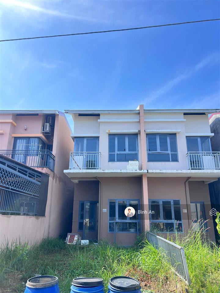 Bán căn tứ lập 1 trệt 1 lầu, 80m2 tại kđt oasis, gần đh việt đức, sổ sẵn, hỗ trợ vay, giá 1,6 tỷ