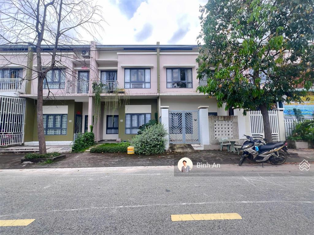 Bán căn liên kế vườn, view hồ bơi kđt oasis, 70m2 full thổ cư, sổ hồng, dân cư ở đông, giá 1,7 tỷ