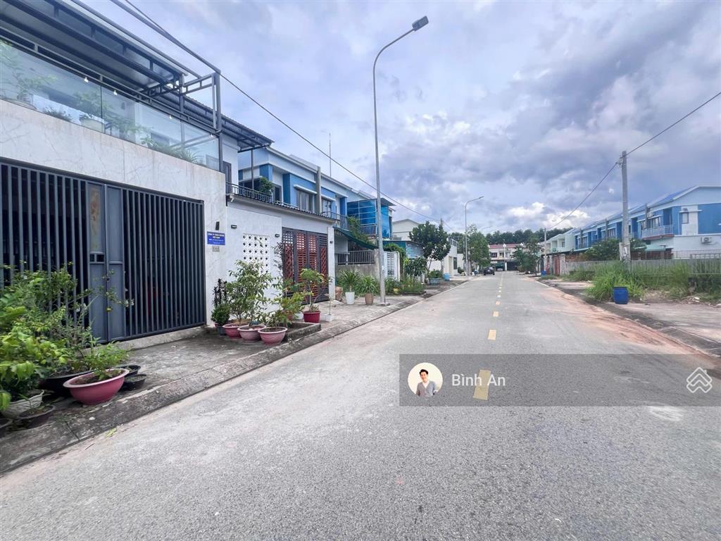 Bán căn liên kế vườn, view hồ bơi kđt oasis, 70m2 full thổ cư, sổ hồng, dân cư ở đông, giá 1,7 tỷ