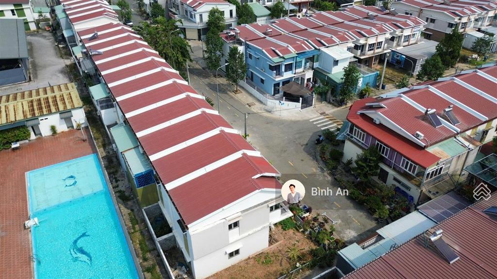 Bán căn liên kế vườn, view hồ bơi kđt oasis, 70m2 full thổ cư, sổ hồng, dân cư ở đông, giá 1,7 tỷ