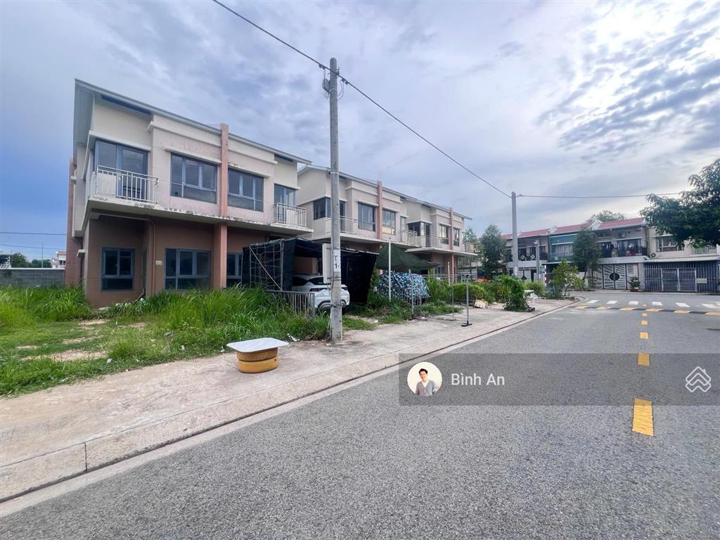 Bán ngợp căn tứ lập 2 mặt thoáng, 137.6m2 kđt oasis city, dân ở đông, sổ hồng hoàn công, giá 2 tỷ