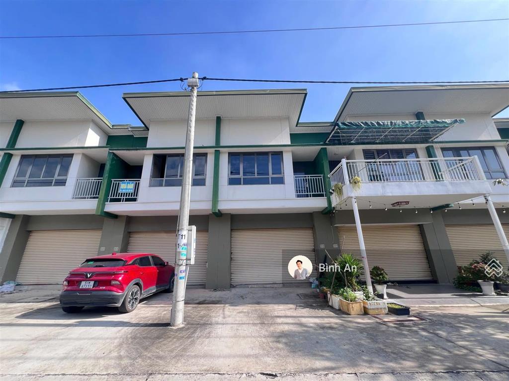 Bán ngợp căn shophouse 2 tầng, 80m2 full thổ cư, trục đường d4s đẹp tại kđt oasis, giá 1,75 tỷ