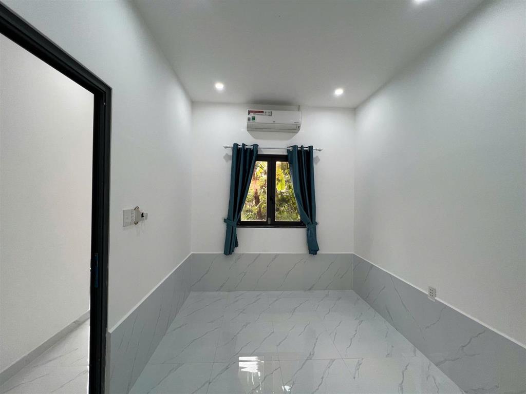 Bán căn 2 tầng, 2 mặt thoáng, đã hoàn thiện 3pn, trục đường thông, dân cư ở đông, giá 2,1 tỷ