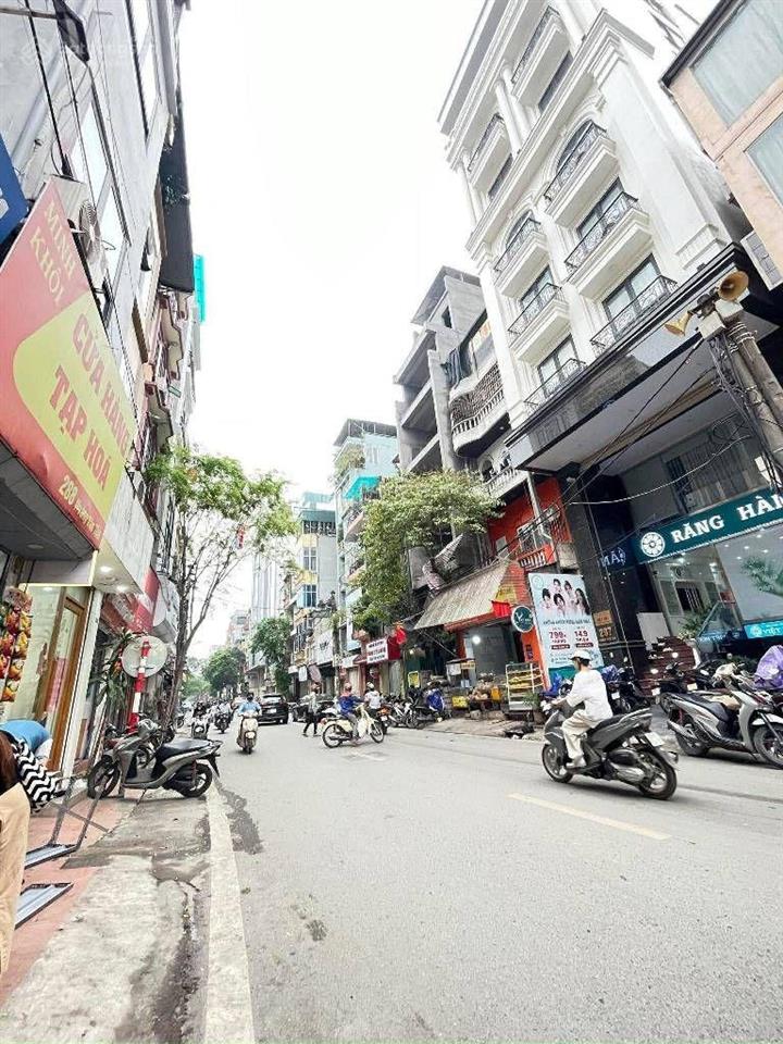 Bán tòa nhà văn phòng tại phố hoàng văn thái, đang cho thuê 1.8 tỷ, 9 tầng, 2 thang máy, giá tốt.