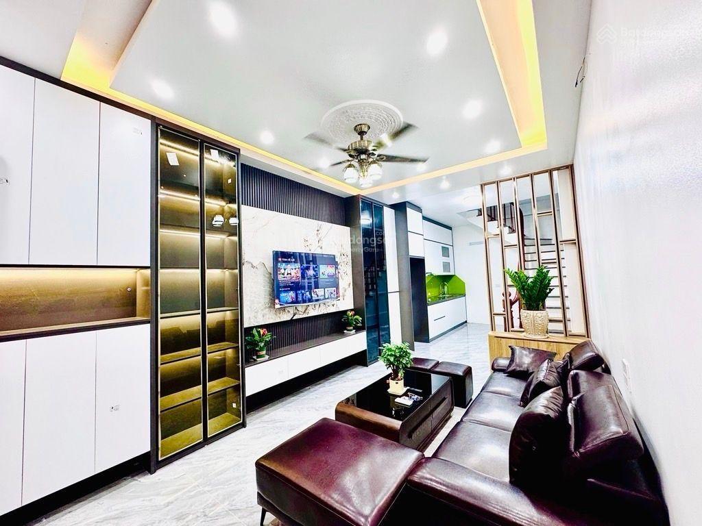 Cần bán gấp nhà ngõ 42 thịnh liệt, ô tô, không quy hoạch, 5 tầng, nhà đẹp ở luôn, 9,9 tỷ