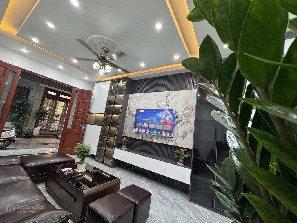 Cần bán gấp nhà ngõ 42 thịnh liệt, ô tô, không quy hoạch, 5 tầng, nhà đẹp ở luôn, 9,9 tỷ