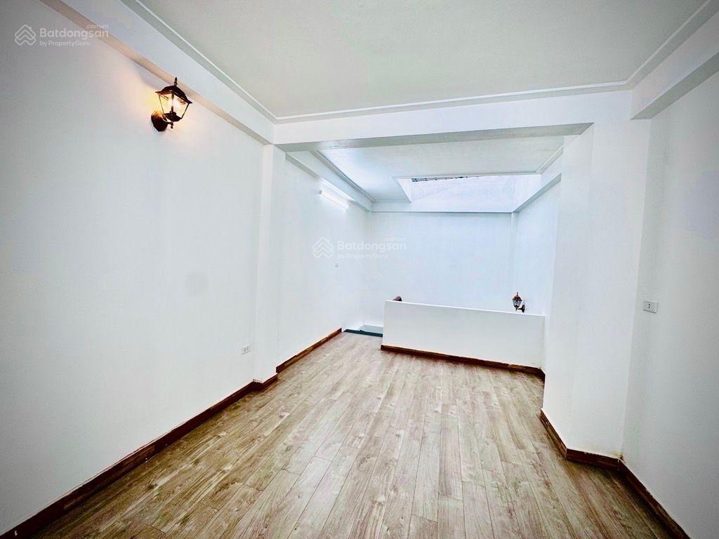Cần bán gấp nhà ngõ 42 thịnh liệt, ô tô, không quy hoạch, 5 tầng, nhà đẹp ở luôn, 9,9 tỷ