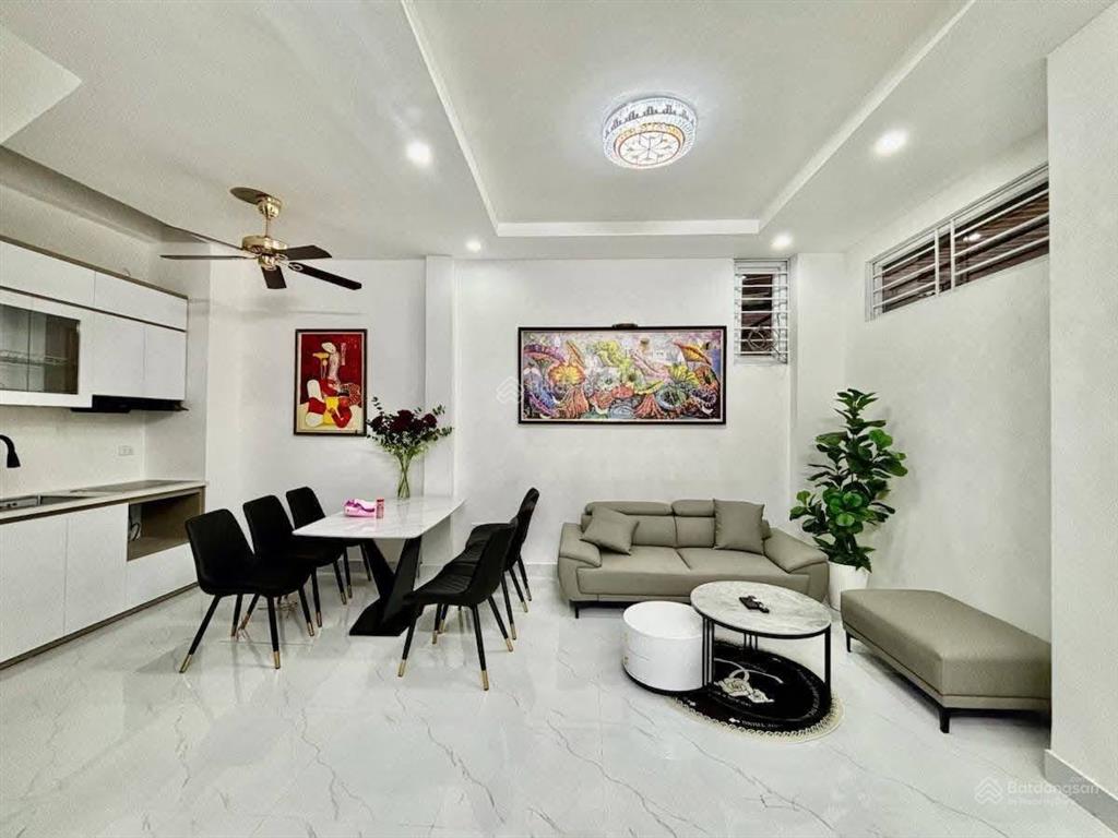 Phố võ chí công 7,8 tỷ có nhà 32m2, 5 tầng, mặt tiền 4,5m full nội thất ở ngay