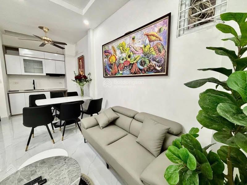 Phố võ chí công 7,8 tỷ có nhà 32m2, 5 tầng, mặt tiền 4,5m full nội thất ở ngay