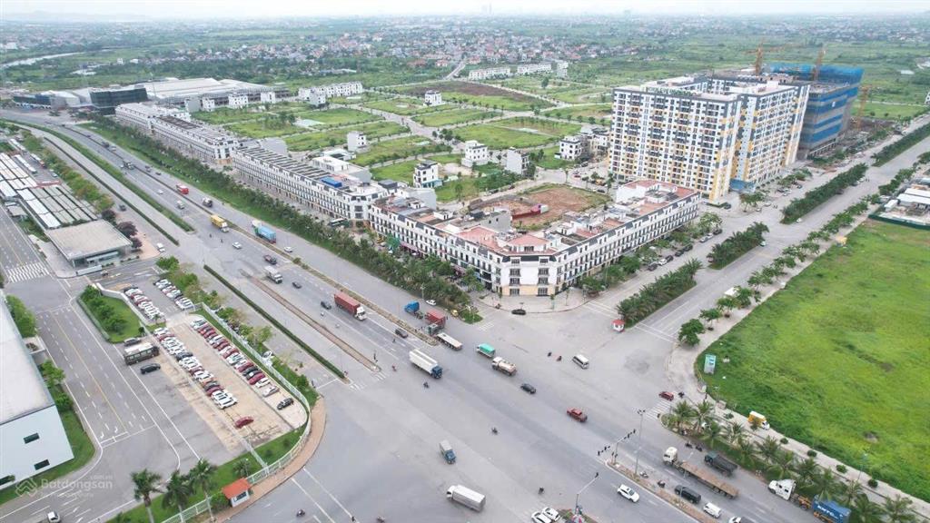 1 lô đối diện 10 tòa chung cư nhà ở xã hội