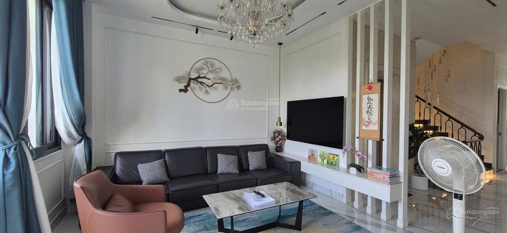 Bán nhà 6 tầng có thang máy nội thất cao cấp  khu vinhomes quận 9  dt đất 144m2  giá 34 tỷ