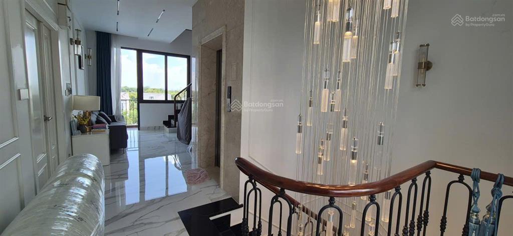Bán nhà 6 tầng có thang máy nội thất cao cấp  khu vinhomes quận 9  dt đất 144m2  giá 34 tỷ