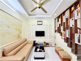 Phúc lợi long biên, dt 30m2 x 5 tầng tặng nội thất, vị trí trung tâm phố phúc lợi, gần chợ