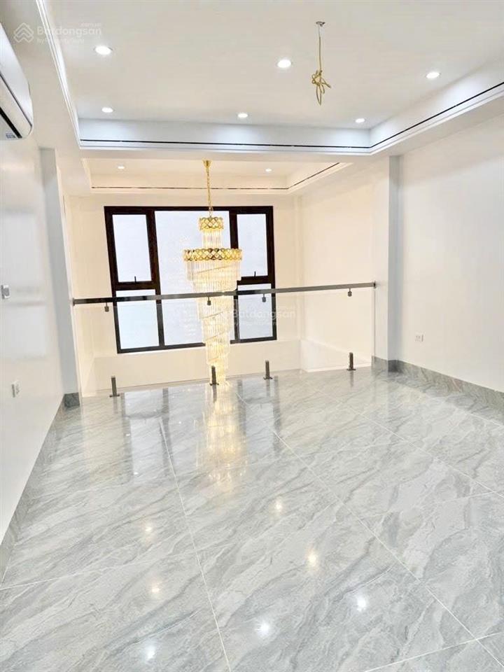 Nhỉnh 8 tỷ nhà 6 tầng xây mới, thang máy, ô tô đỗ cửa, gần chợ, trường học, kđt vinhomes riveside..