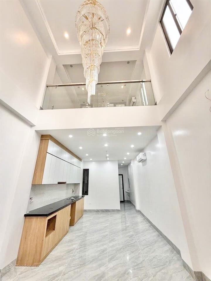Nhỉnh 8 tỷ nhà 6 tầng xây mới, thang máy, ô tô đỗ cửa, gần chợ, trường học, kđt vinhomes riveside..