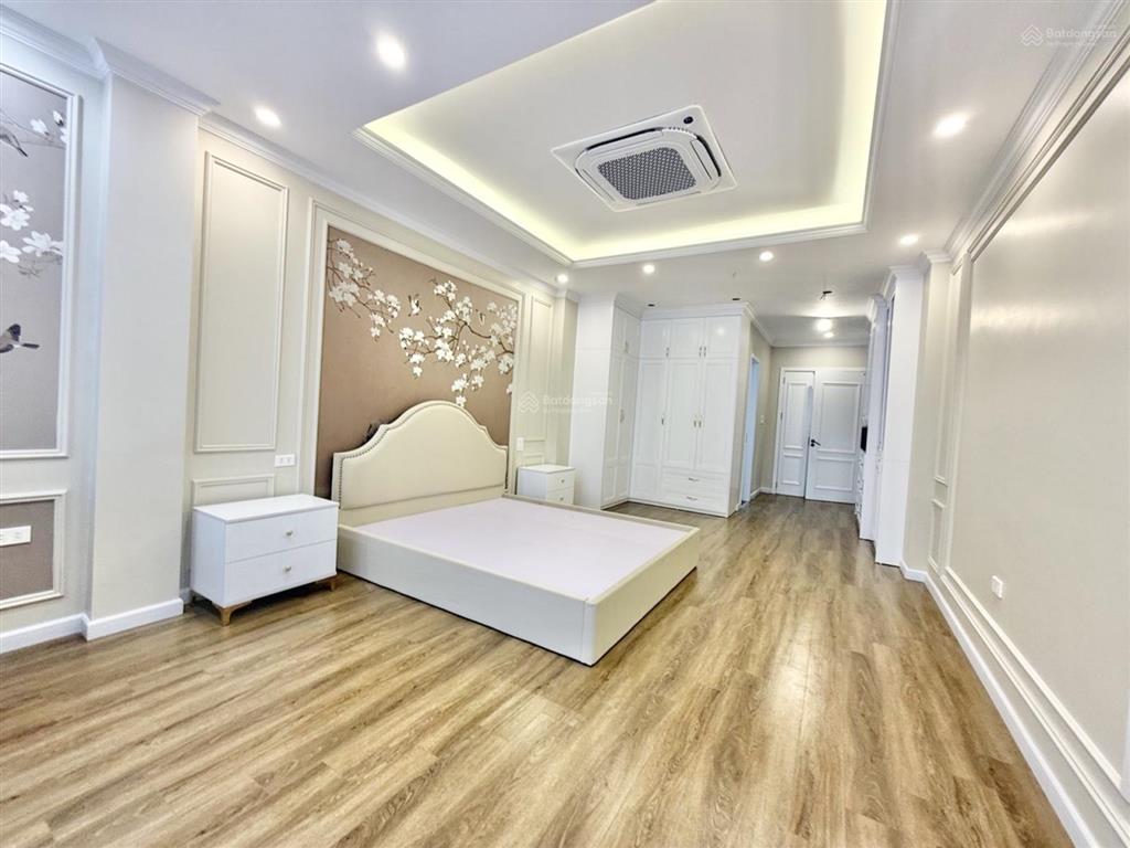 Siêu phẩm long biên, 8 tầng, thang máy, gara 2 ô tô, gần aeon, cầu vĩnh tuy, vài phút sang phố cổ
