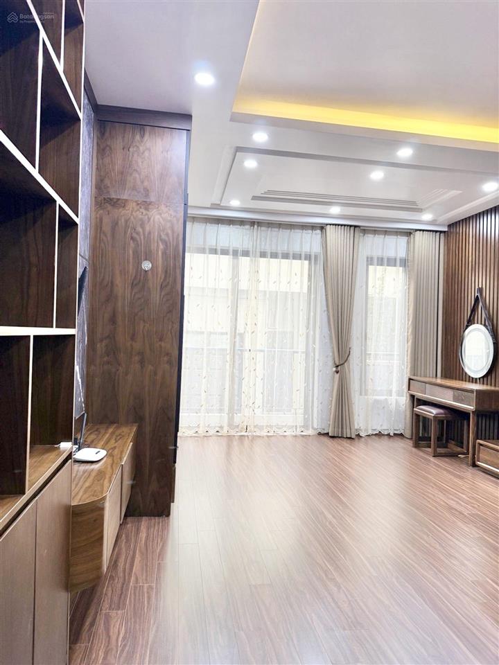 Hoa hậu ngọc thụy, 7 tầng thang máy, gara 7 chỗ, nội thất đẳng cấp!