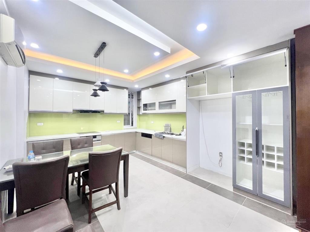 5 tầng dân xây thang máy gara ô tô tránh full nội thất công năng đầy đủ chủ tặng full nội thất