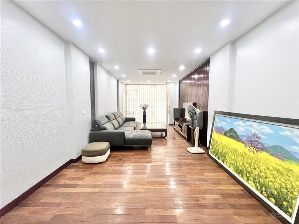 5 tầng dân xây thang máy gara ô tô tránh full nội thất công năng đầy đủ chủ tặng full nội thất