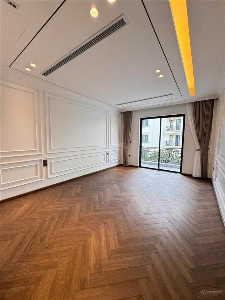 Trung tâm ngọc thụy nhà mới 7 tầng, dt 50m, gara, thang máy đường 3 ô tô tránh