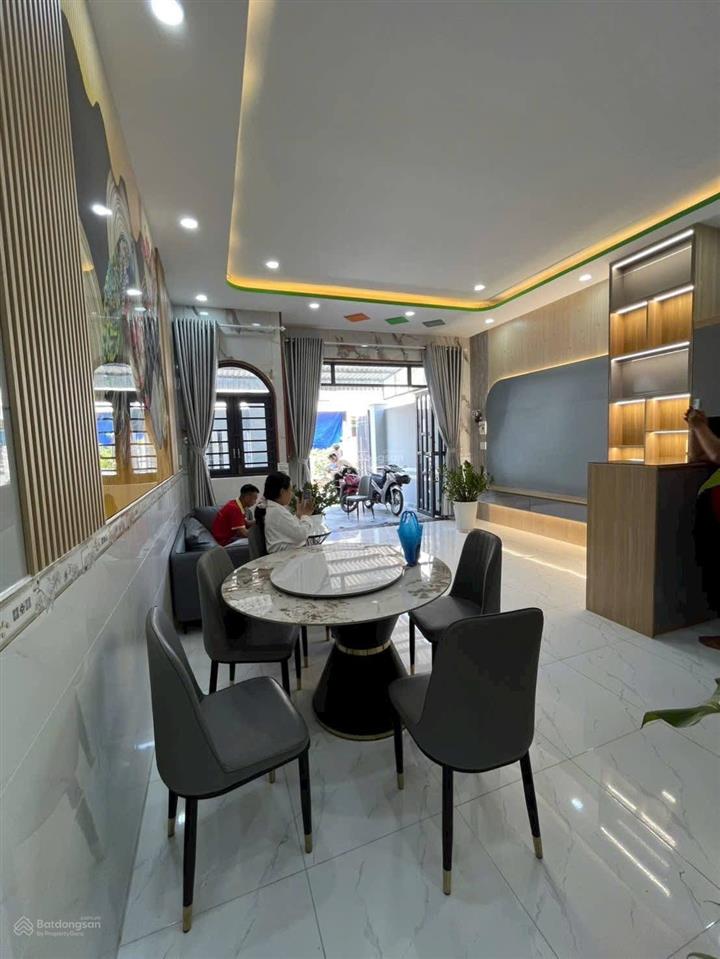 Hỗ trợ vay miễn lãi 12 tháng, nhà bán giá 2 tỷ 050. sổ hồng riêng hoàn công đầy đủ, cho thuê 6tr/th