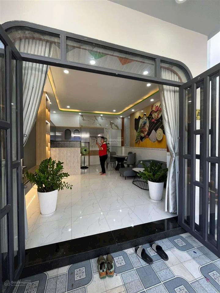 Hỗ trợ vay miễn lãi 12 tháng, nhà bán giá 2 tỷ 050. sổ hồng riêng hoàn công đầy đủ, cho thuê 6tr/th
