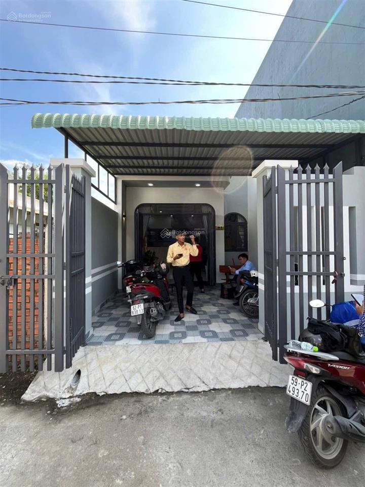 Hỗ trợ vay miễn lãi 12 tháng, nhà bán giá 2 tỷ 050. sổ hồng riêng hoàn công đầy đủ, cho thuê 6tr/th