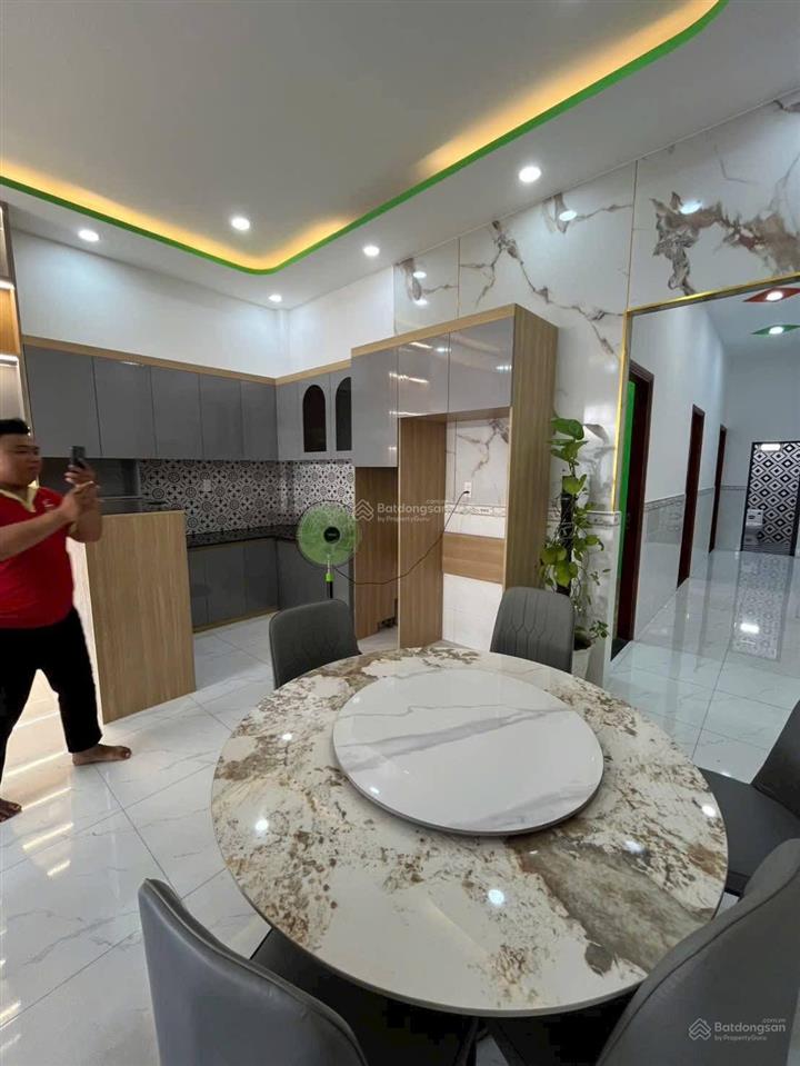 Hỗ trợ vay miễn lãi 12 tháng, nhà bán giá 2 tỷ 050. sổ hồng riêng hoàn công đầy đủ, cho thuê 6tr/th