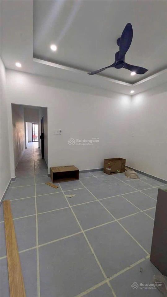 Bán gấp nhà mt kinh doanh giá 980 triệu, cho thuê tháng 7tr5, trả trước 200 triệu công chứng, shr