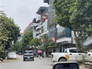 Bán nhà vạn phúc 40m/ mt 4m. ô tô lùi cửa, giá 8.88ty. vị trí trung tâm quận. thông các ngả