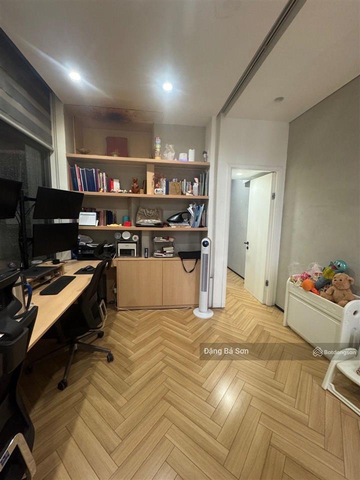 Khu vip sân bay, xe hơi vào nhà, yên thế, 4.4x15m, 12 tỷ tl.