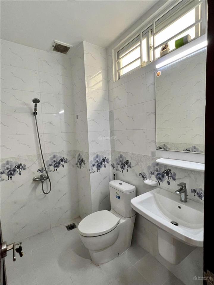 Cho thuê nhà 3 tầng 4pn. 5wc hẻm oto  đường 22 linh đông