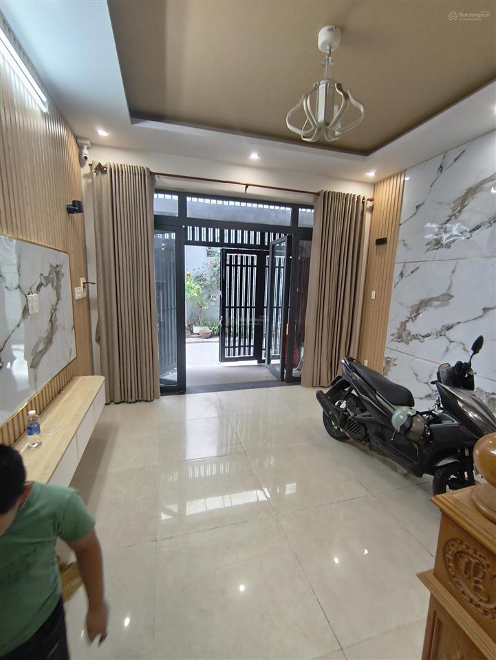 Cho thuê nhà đẹp 3 tầng 4pn. 5wc  đường 12 trường thọ. thủ đức