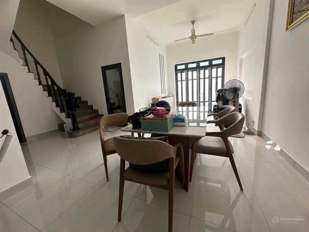 Cho thuê nhà 3 tầng 6pn. 5wc  gần trường hoa lư + ngã 4 thủ đức