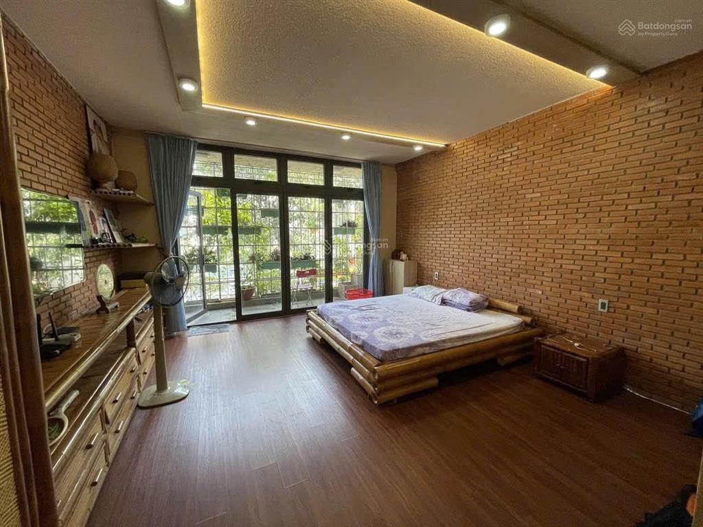 Cho thuê nhà 4 tầng 5pn. 5wc  có thang máy  đường d2 quận 9