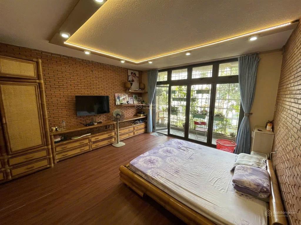 Cho thuê nhà 4 tầng 5pn. 5wc  có thang máy  đường d2 quận 9