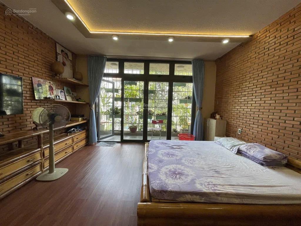 Cho thuê nhà 4 tầng 5pn. 5wc  có thang máy  đường d2 quận 9