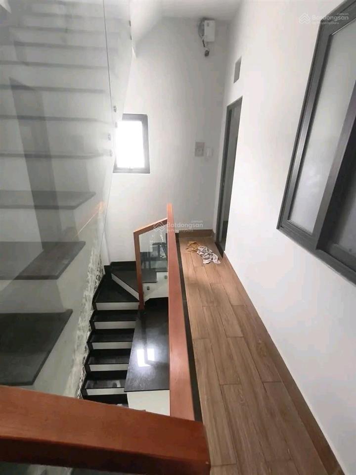 Cho thuê nhà 4pn. 3wc  đường lã xuân oai, quận 9