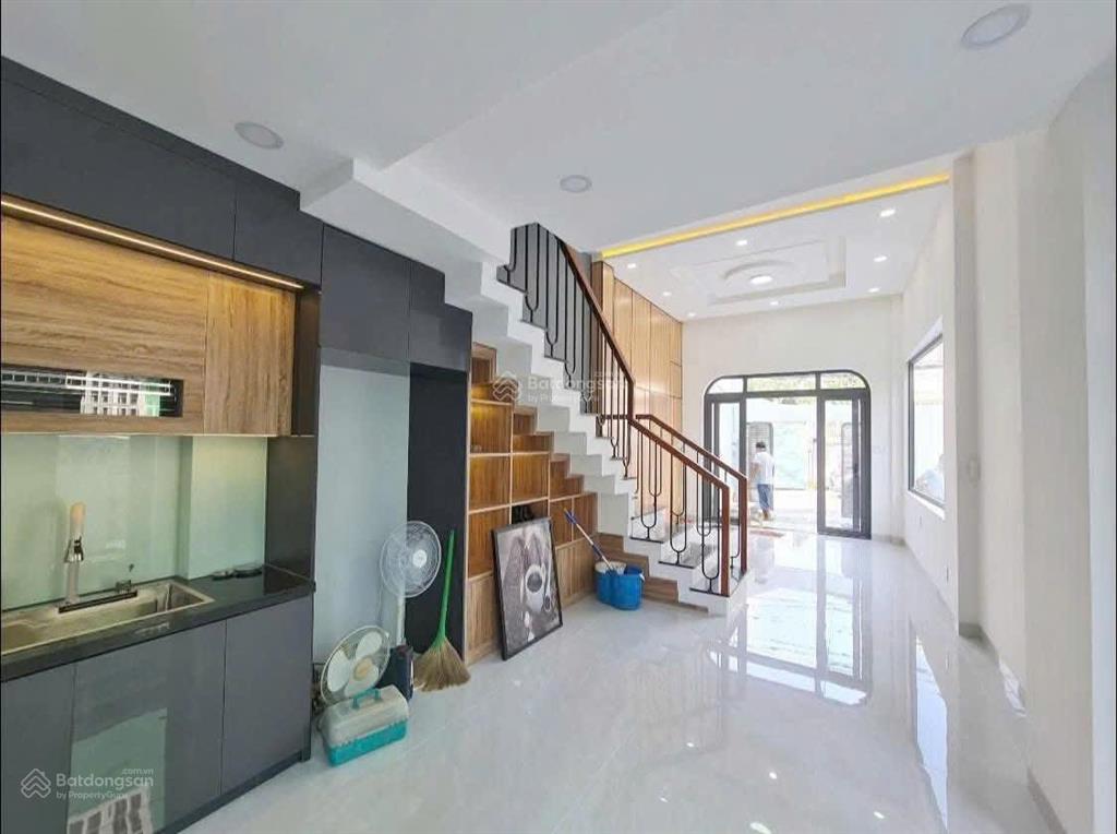 Nhà 3 lầu 4pn  đường 2 tăng nhơn phú b  quận 9