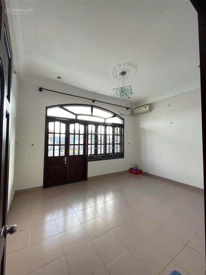 Cho thuê nhà mặt tiền  gần ngã 4 thủ đức