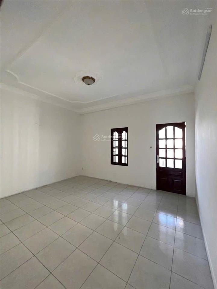 Cho thuê nhà mặt tiền  gần ngã 4 thủ đức