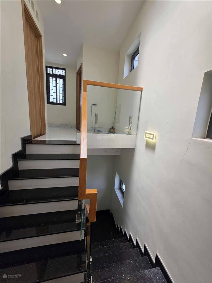 Nhà 3pn, 4wc  gần vincom + ngã 4 thủ đức