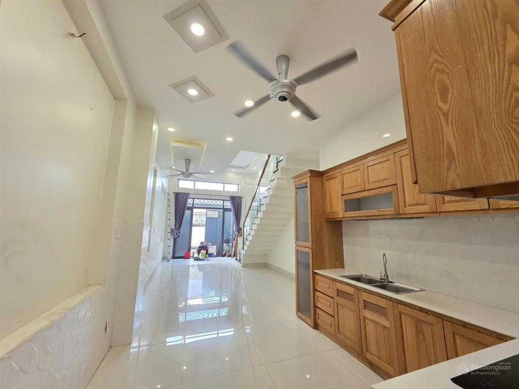 Nhà 3pn, 4wc  gần vincom + ngã 4 thủ đức