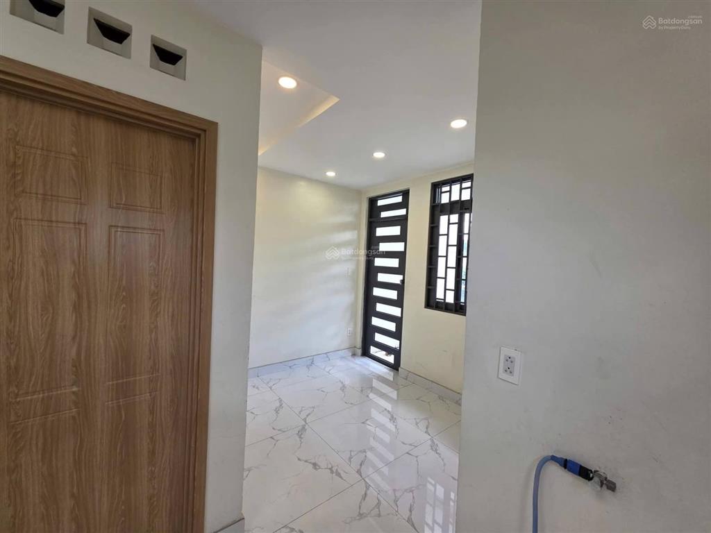 Nhà 3pn, 4wc  gần vincom + ngã 4 thủ đức